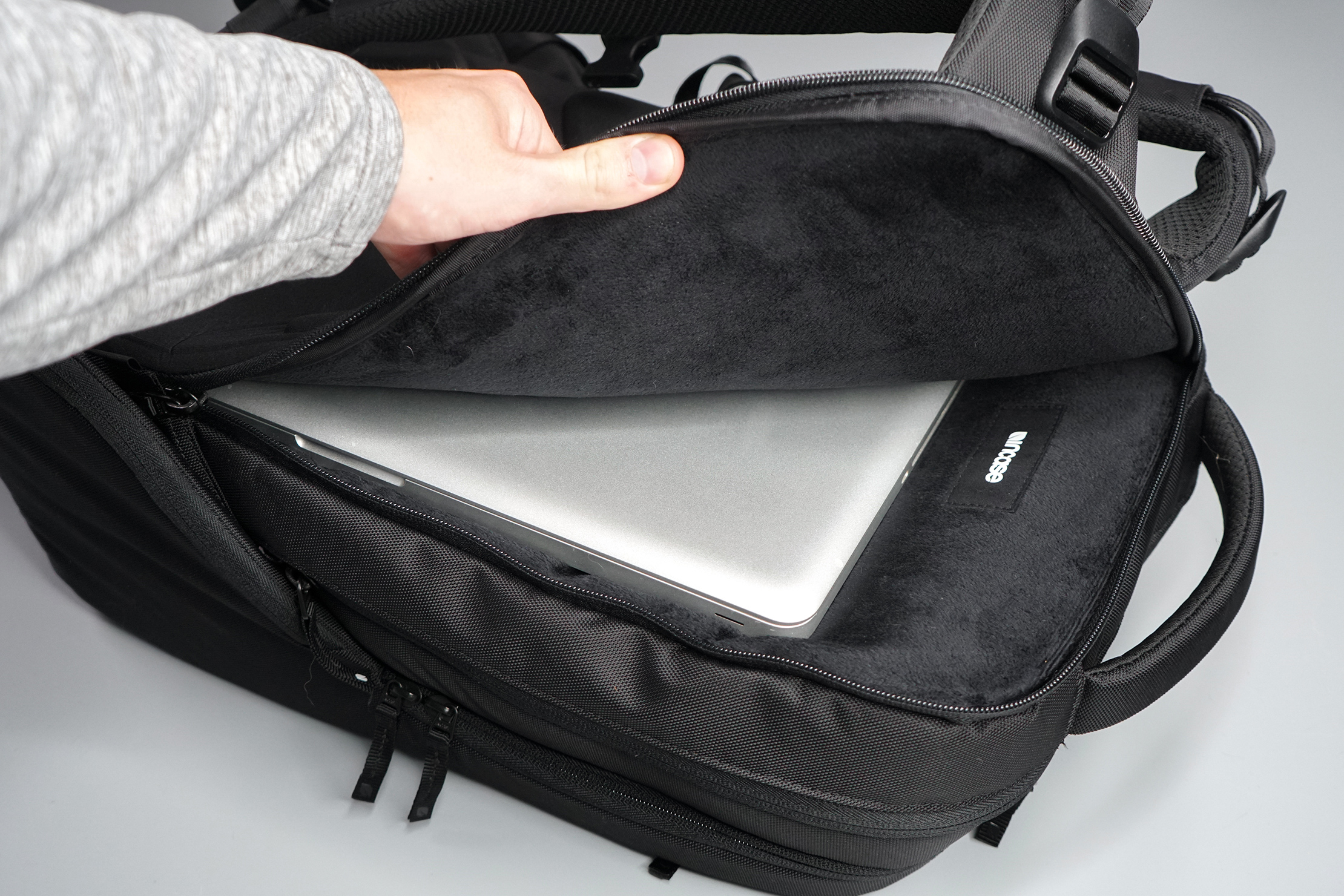 837b3c04-incase-icon-laptop-compartment.jpg