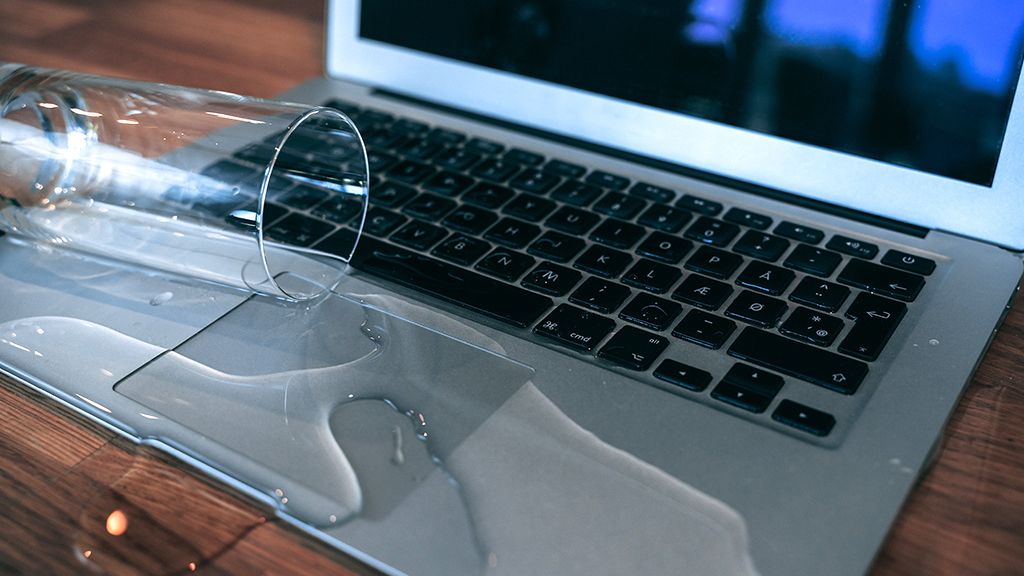 Spilled_water_on_MacBook.jpg